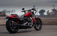 Cruiser Harley Davidson Softail personalizado en entorno urbano