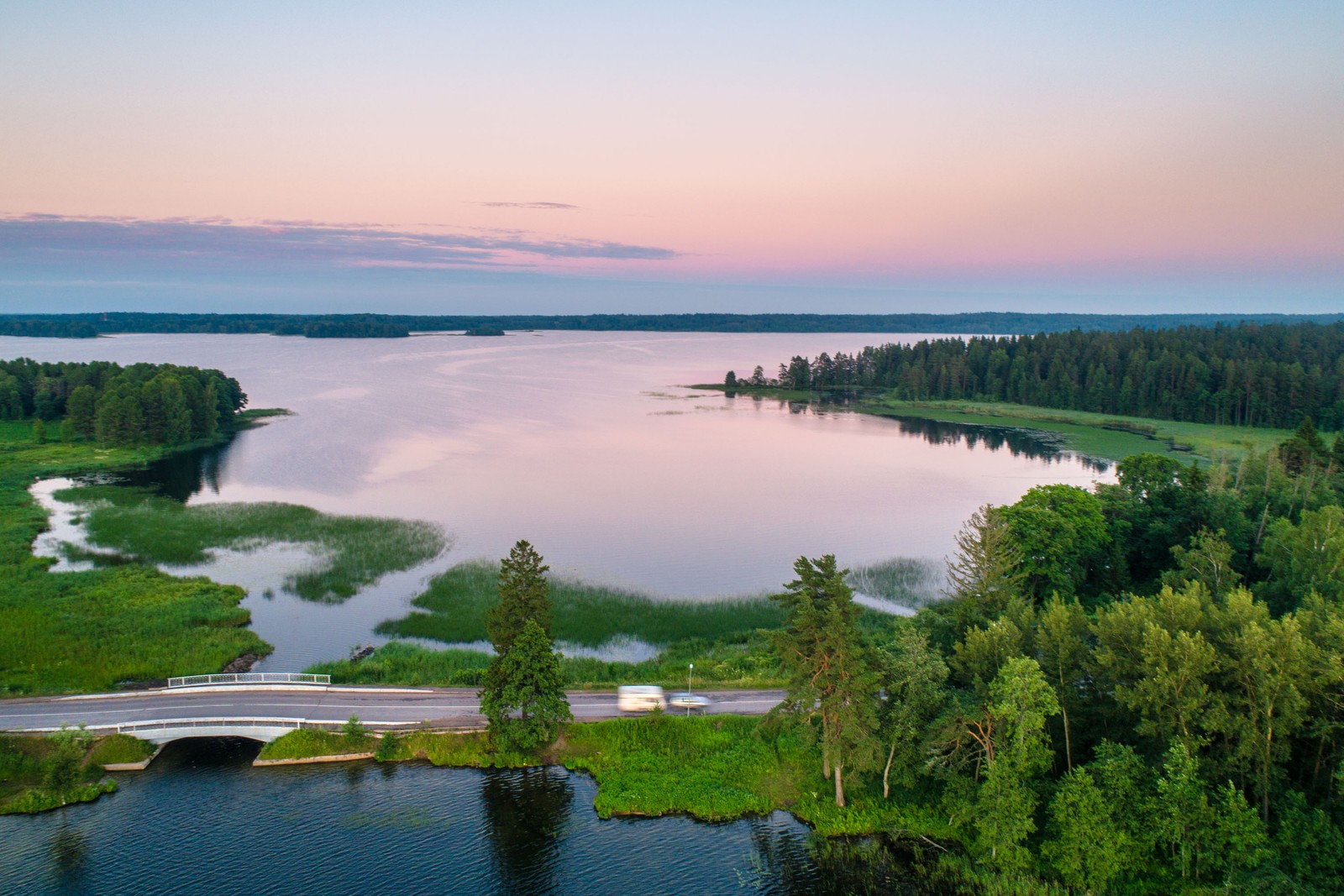 Вид на озеро с мостом и лесом. (природа, водные ресурсы, озеро, водохранилище, отражение)