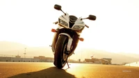 Honda CBR Sportbike gegen eine Sonnenuntergangslandschaft