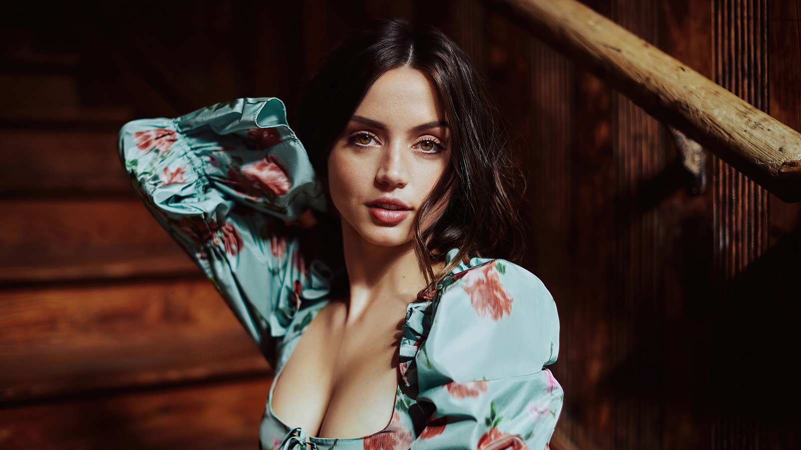 Um close de uma mulher em um vestido floral posando para uma foto. (ana de armas, cubano, espanhol, atriz, celebridade)