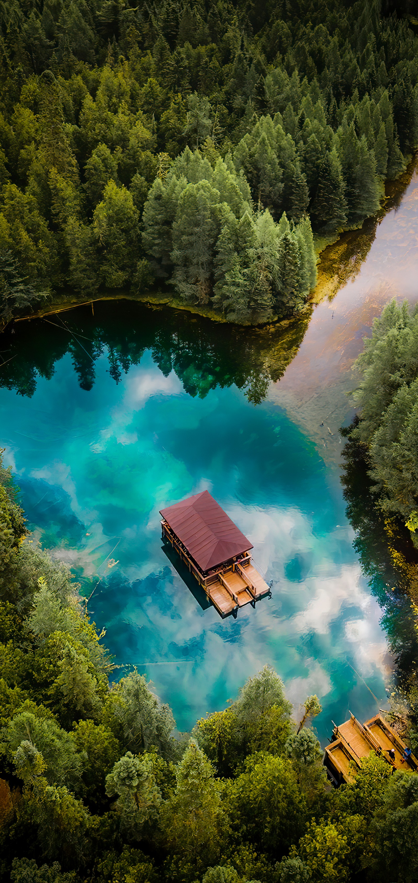 Há um barco flutuando na água perto de um cais (natureza, água, recursos hídricos, planta, verde)