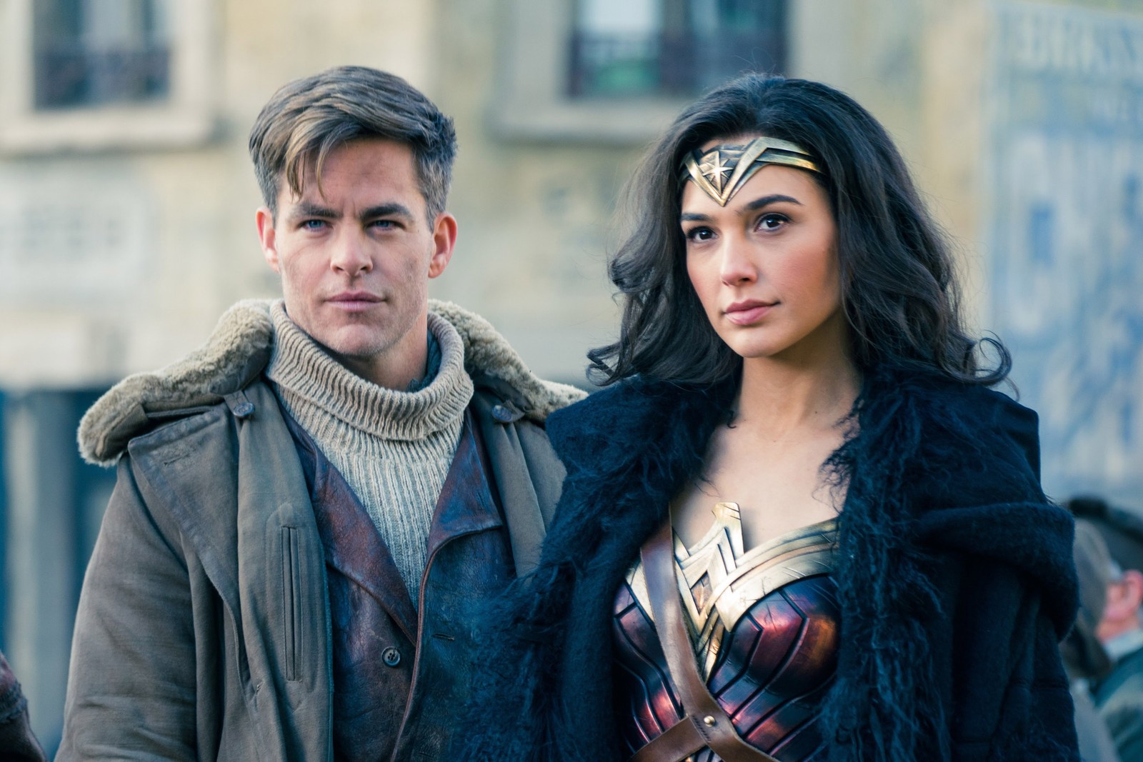 Un homme et une femme déguisés se tiennent côte à côte (wonder woman, gal gadot, chris pine, cheveux longs, univers étendu dc)