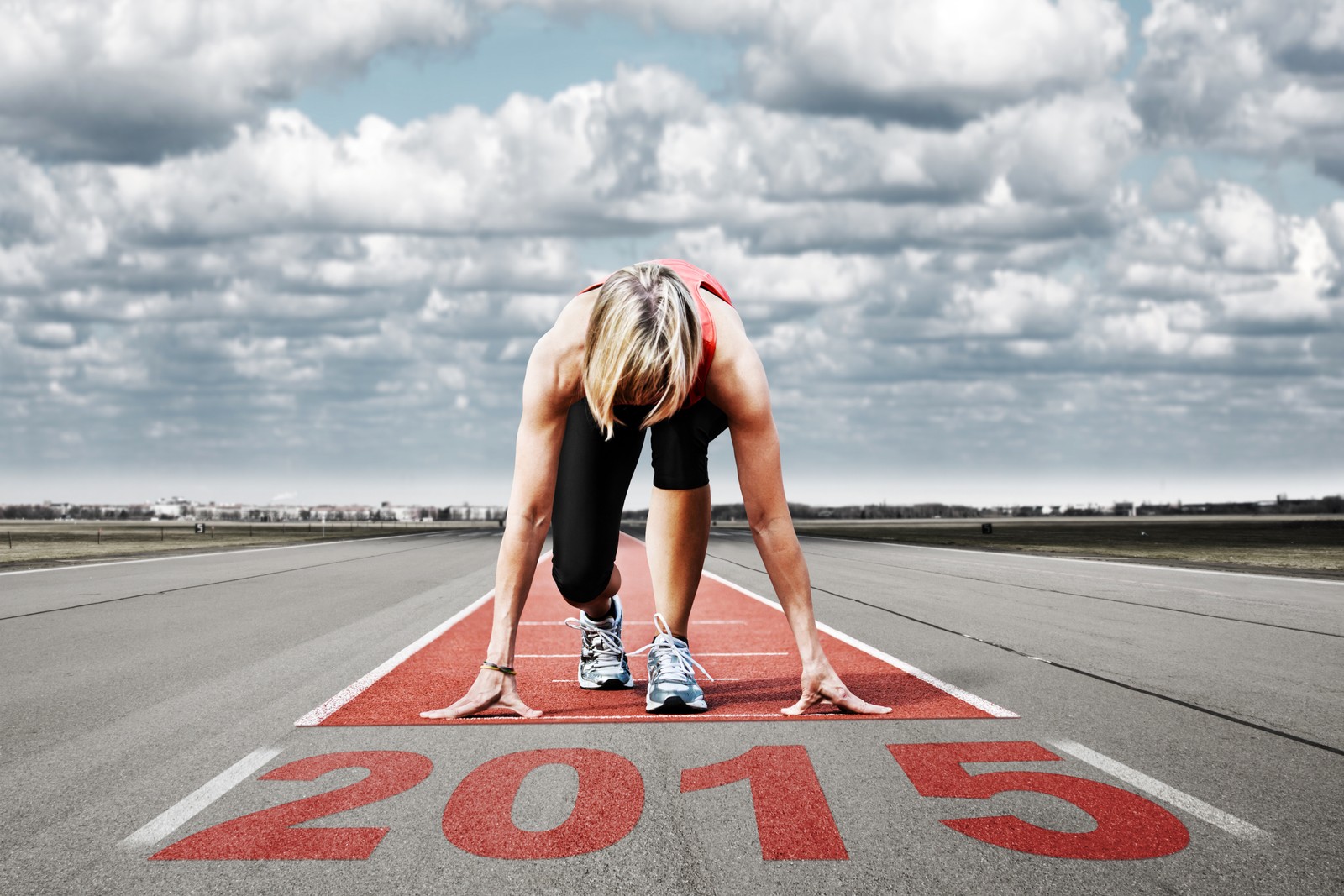 Femme en noir et rouge courant sur une piste avec une ligne rouge (course, courses, route, jambe, aptitude physique)