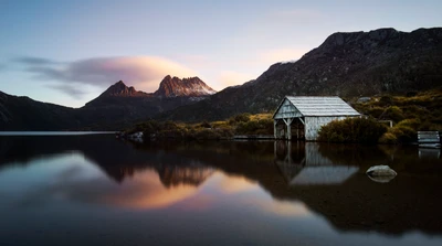 Reflexión serena del atardecer en el embarcadero de Dove Lake, Cradle Mountain