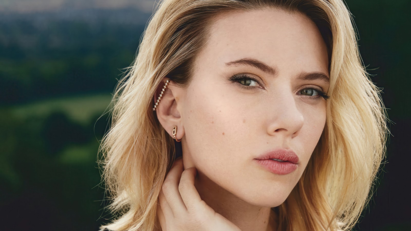 Un primer plano de una mujer con un collar en el cuello (scarlett johansson, estadounidense, celebridad, actriz, chicas)