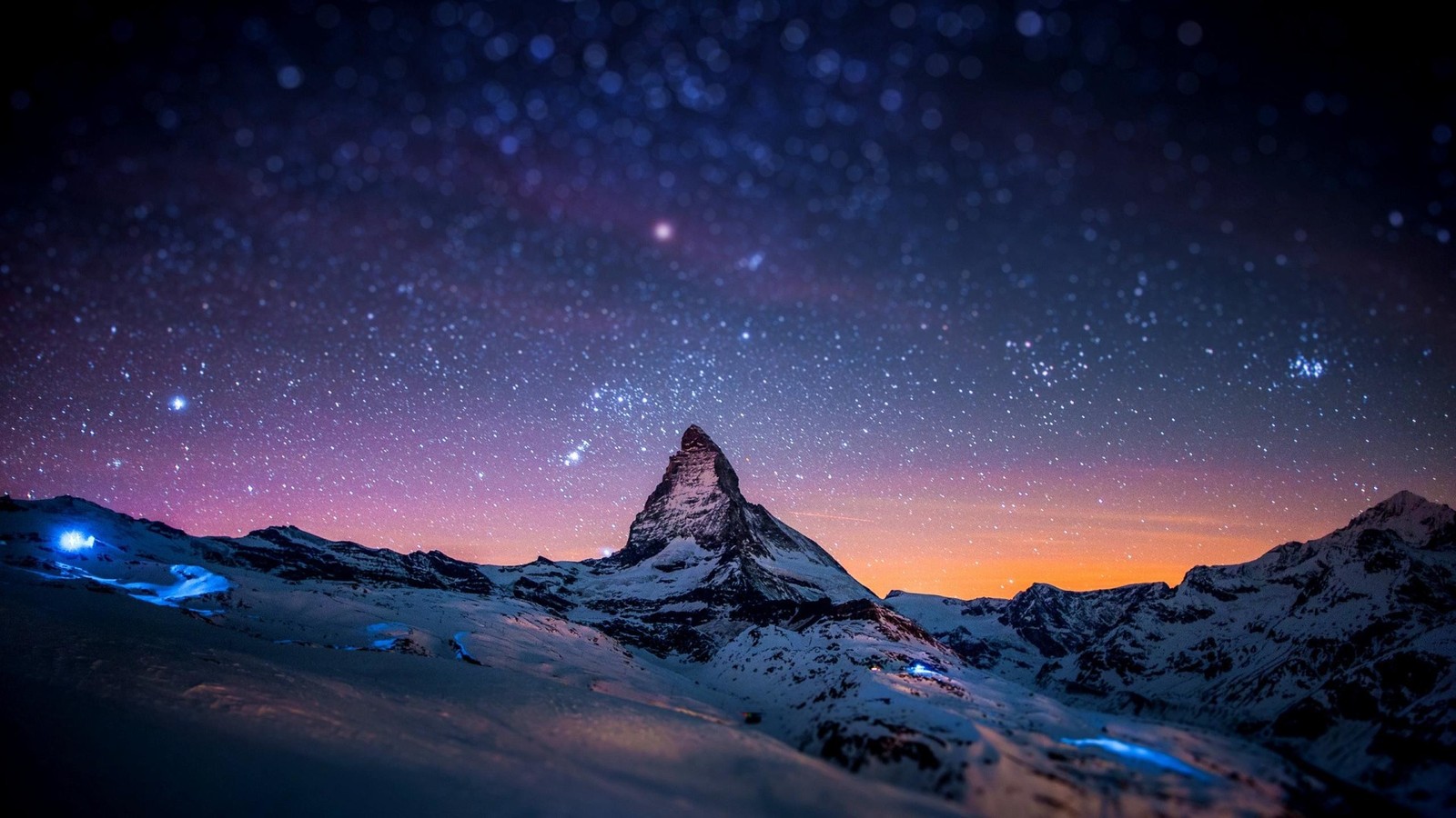 Une montagne avec un ciel étoilé et une lumière brillante (nature, montagne, atmosphère, chaîne de montagnes, nuit)