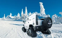 Hummer mit Schneeketten, der winterliche Landschaften durchquert