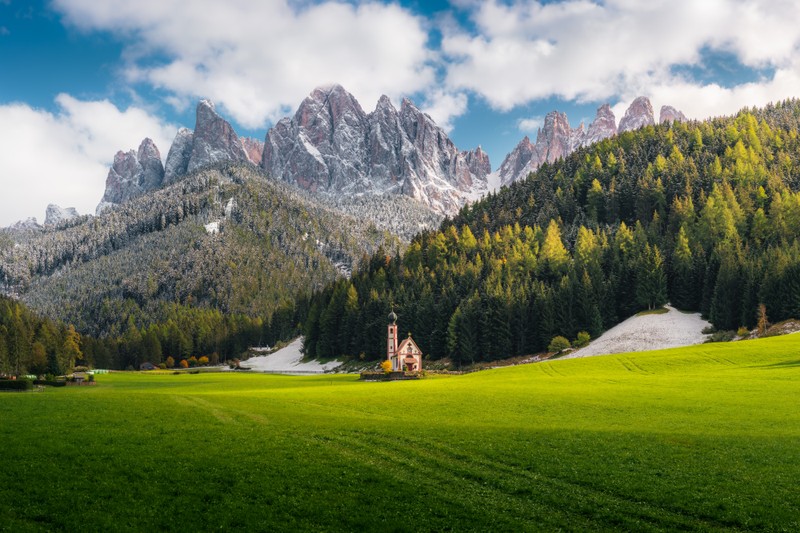 Зеленое поле с церковью посередине (доломиты, dolomites, гора, облако, растение)