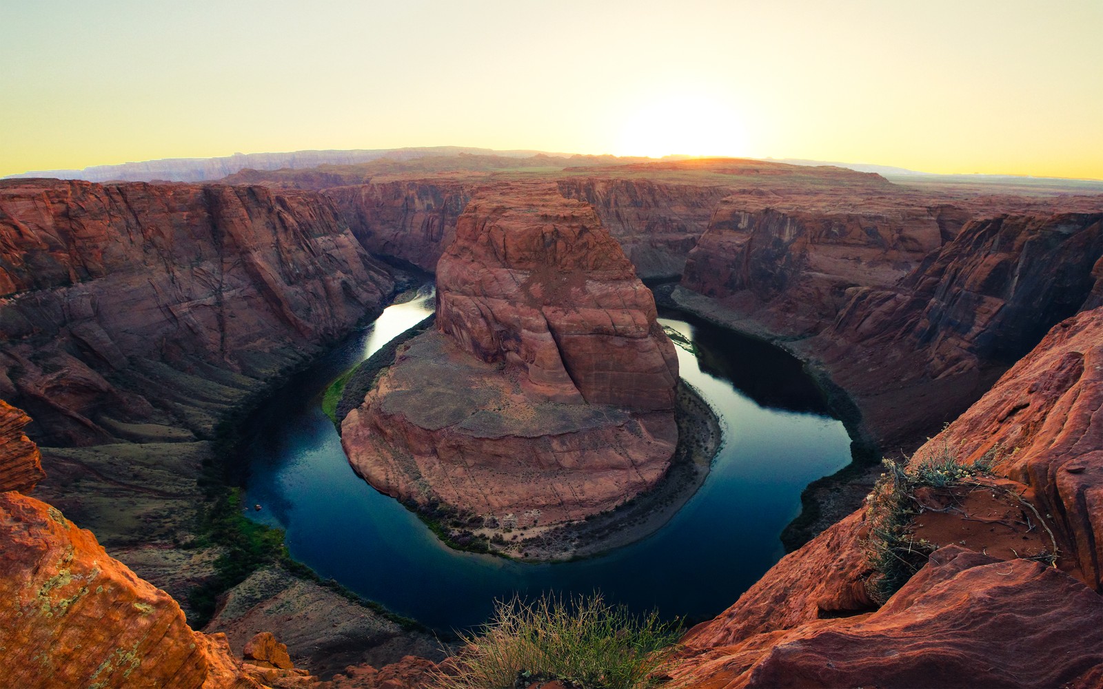 Uma vista de um rio correndo através de um cânion no deserto (horseshoe bend, página, arizona, rio colorado, grand canyon)