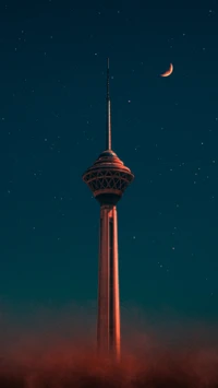 Luna creciente sobre un rascacielos sereno