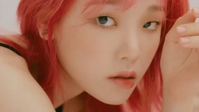 Seunghee von Oh My Girl zeigt einen fesselnden Blick mit lebhaft pinken Haaren.