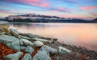 Pôr do sol tranquilo sobre o lago Wakatipu com montanhas majestosas, Queenstown, Nova Zelândia