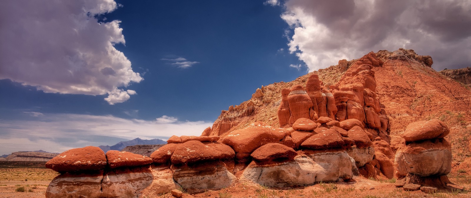 Un gros plan d'une formation rocheuse dans le désert avec un ciel nuageux (désert, roche, nuage, formation, badlands)