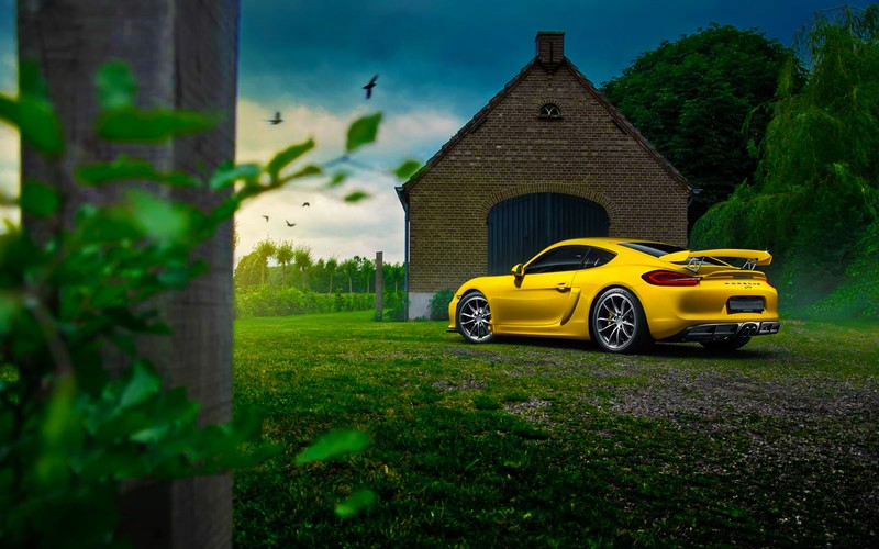 Желтый porsche 911 припаркован перед домом (porsche cayman, porsche, машина, спортивный автомобиль, желтый)