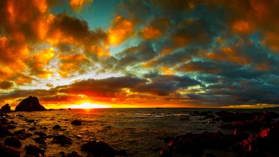 Atardecer vibrante sobre el océano con nubes dramáticas