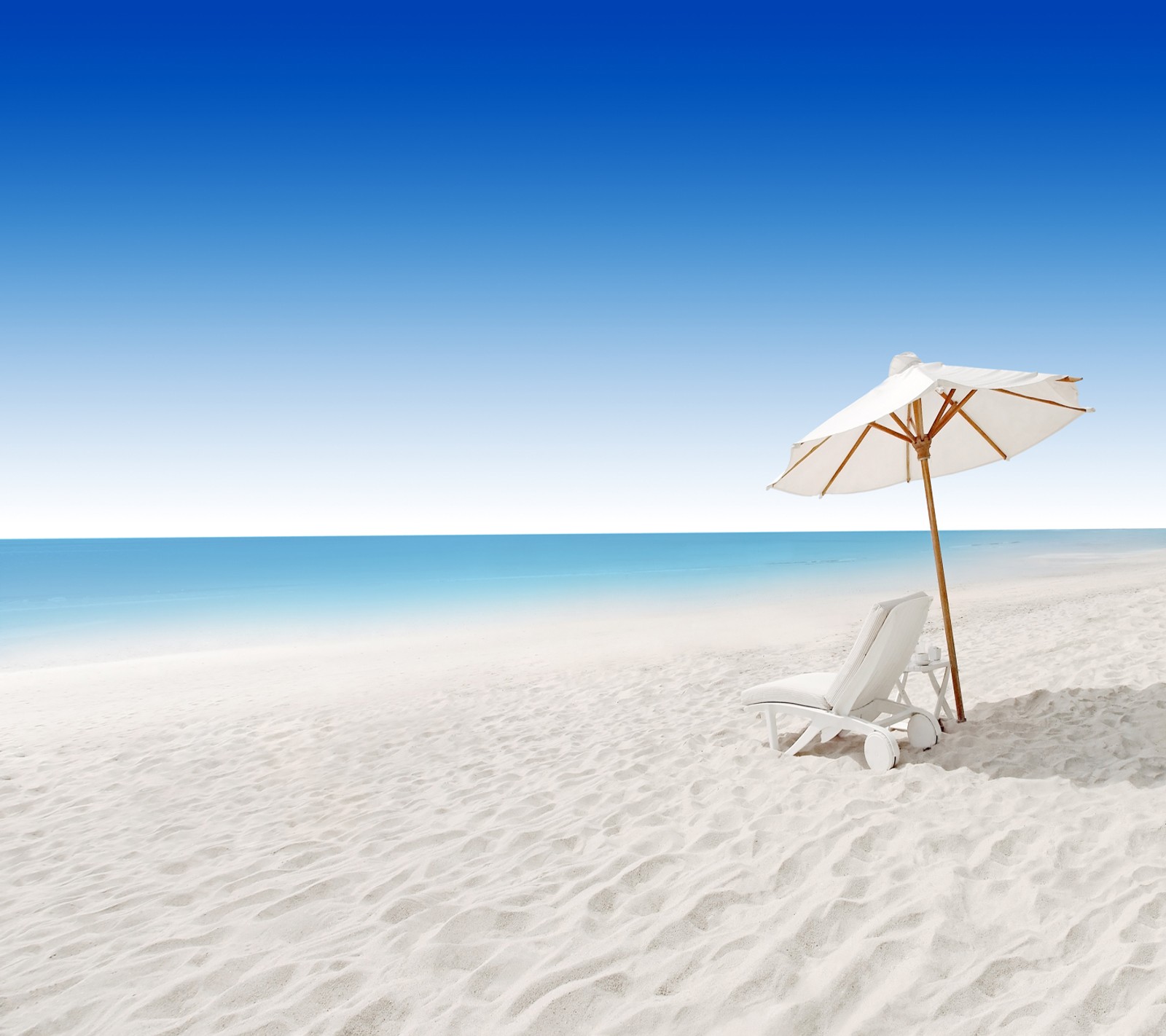 Il y a un parasol blanc et une chaise sur la plage (plage, paysage)