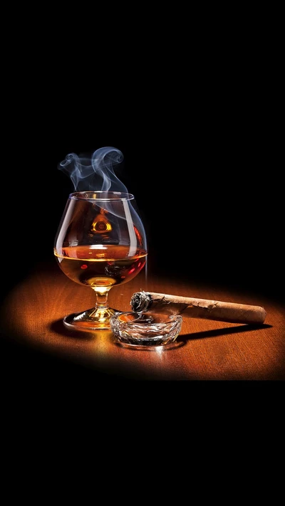 Un vaso de brandy al lado de un cigarro encendido, con volutas de humo que se elevan contra un fondo oscuro.