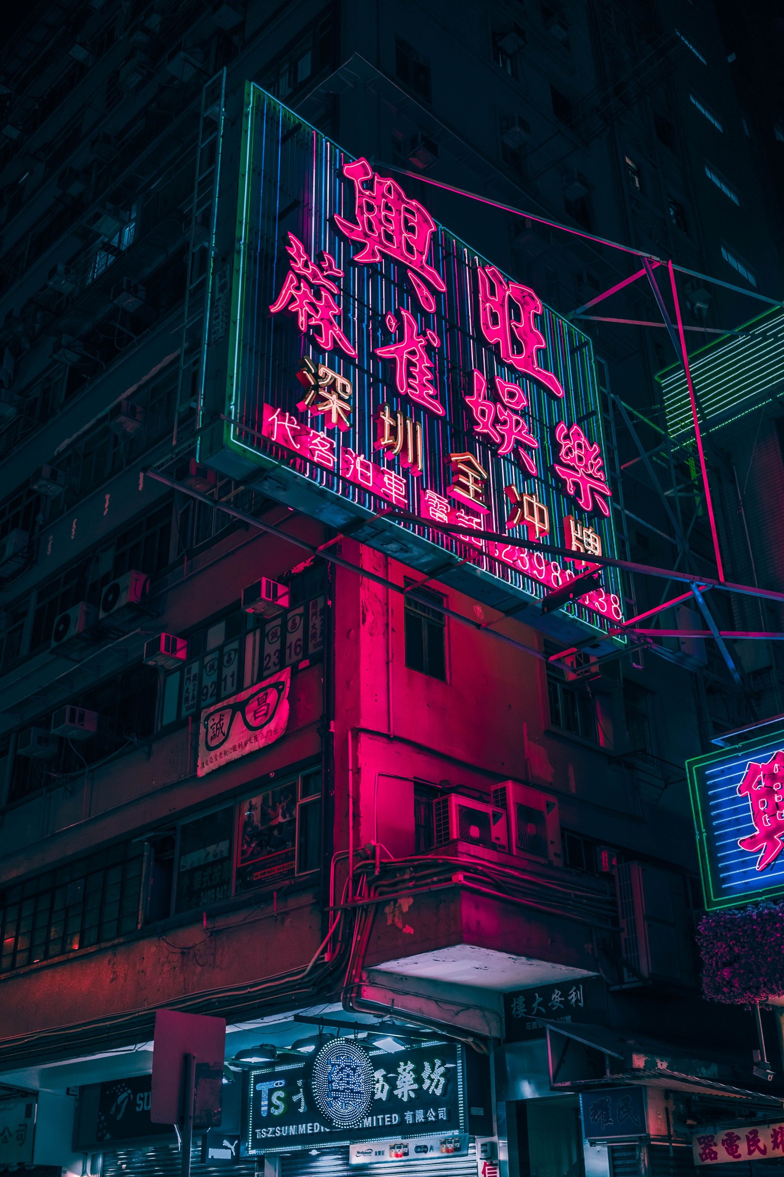 Letreros de neón en un edificio de la ciudad por la noche (negro, azul, oscuro, japón, luces)