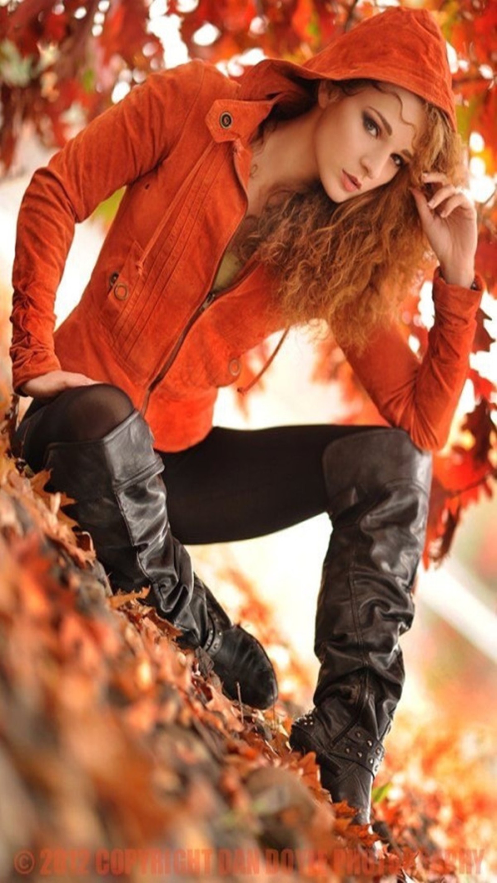 Femme arafed en veste orange et bottes noires assise sur un arbre (automne, fille)