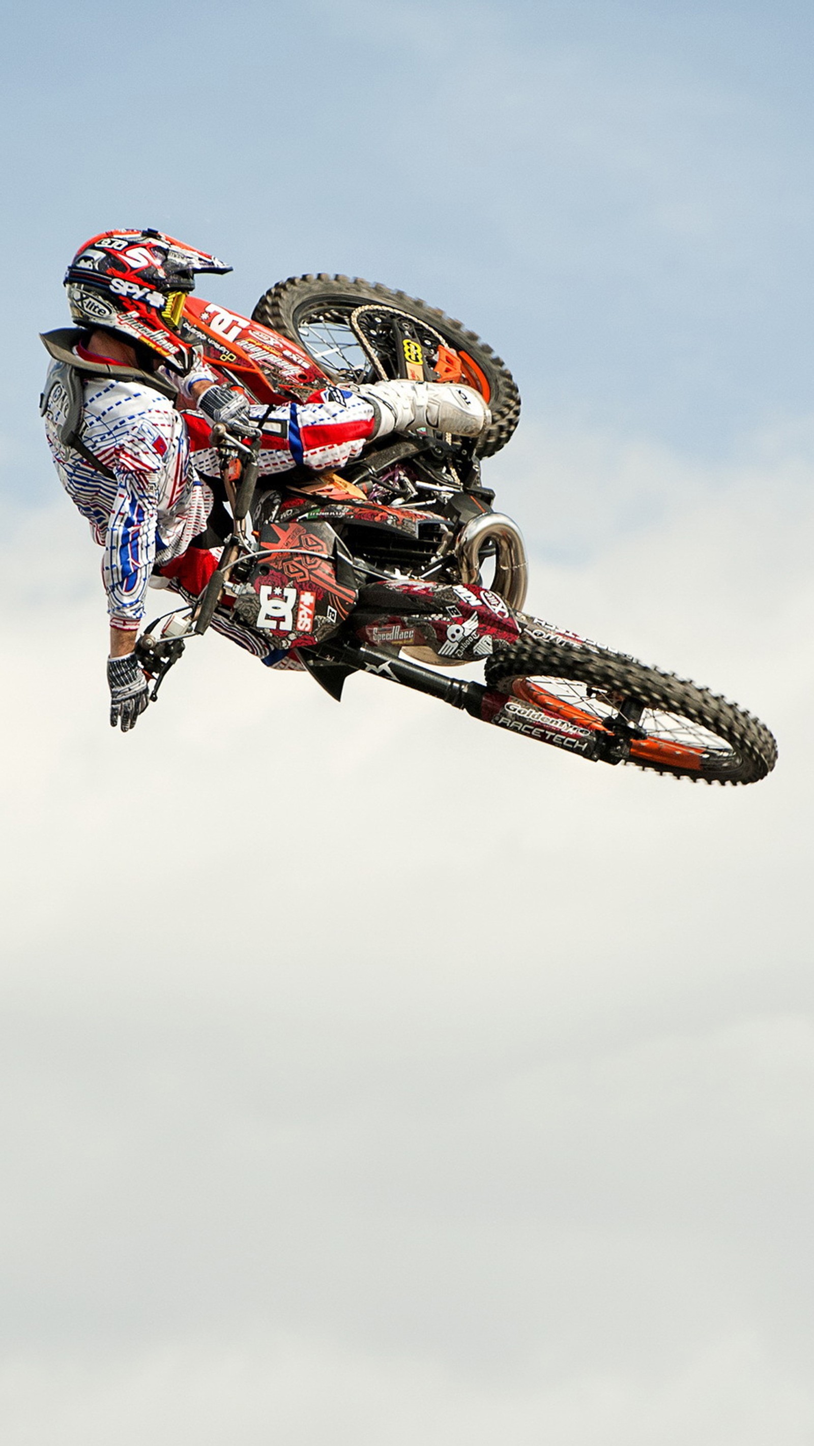 Un motociclista en el aire haciendo un truco en una motocicleta (bicicleta, motocross, naranja, acrobacia)