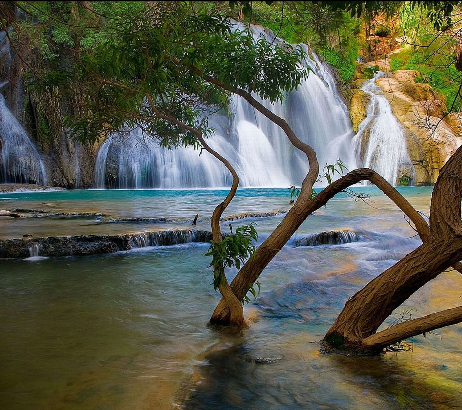 Il y a une cascade qui coule sur le côté d'une colline (paysages, nature, autre, eau, chutes deau)