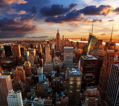 Lebhafte Skyline bei Dämmerung: Eine bunte städtische Landschaft