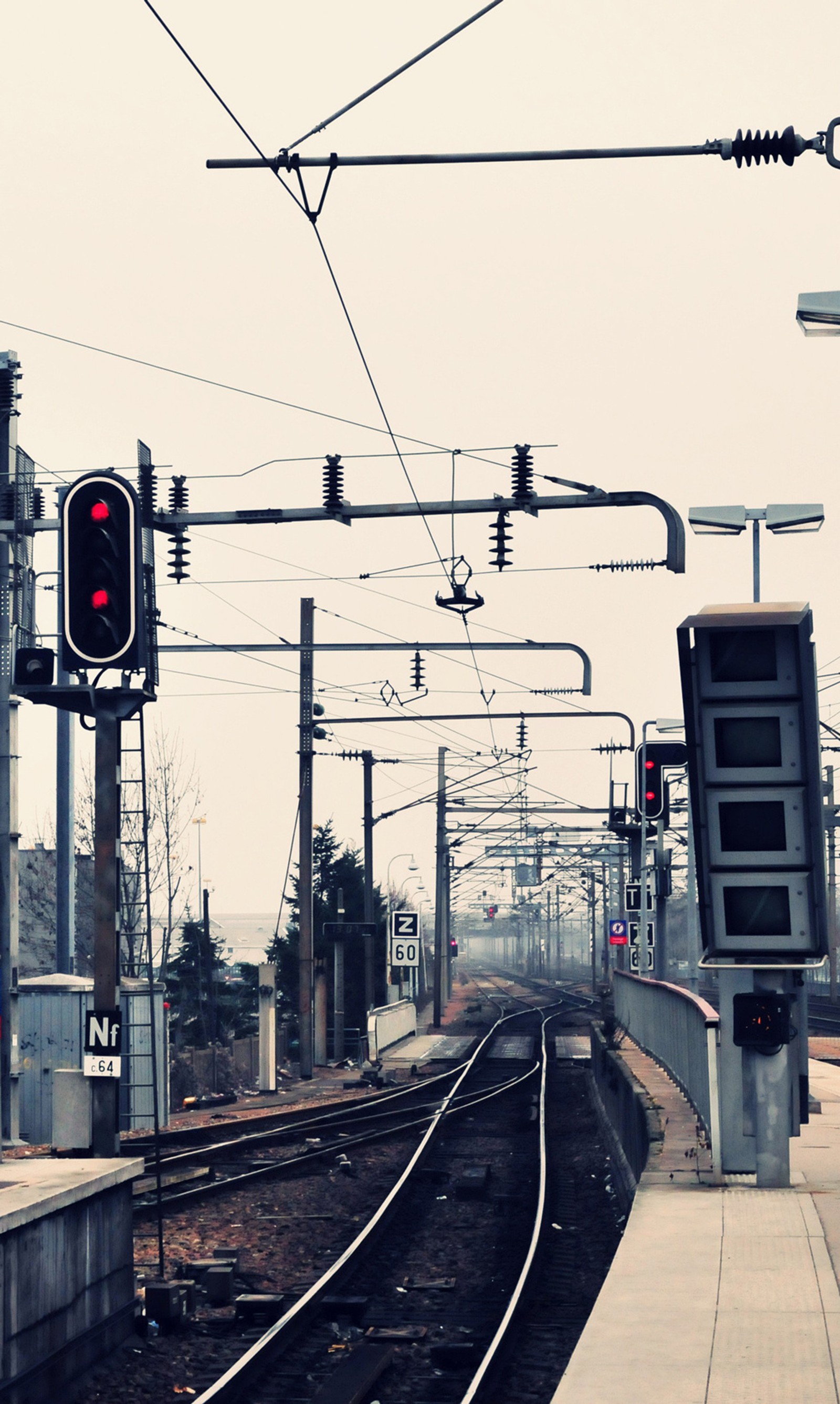 Hay un tren que va por la vía en la estación (hd, ligero, ferroviario, tren, urbano)