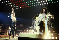 Performance de palco dinâmica da Queen com Freddie Mercury e Brian May