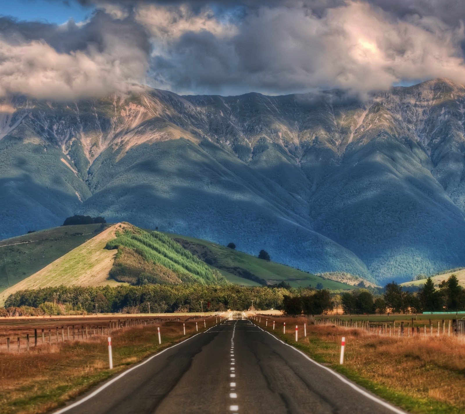 Montañas a lo lejos con una carretera en primer plano (hermoso, naturaleza, camino, escenario)