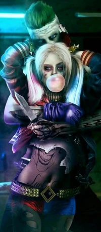 Harley Quinn e o Coringa: Uma dupla sombria em um abraço intenso