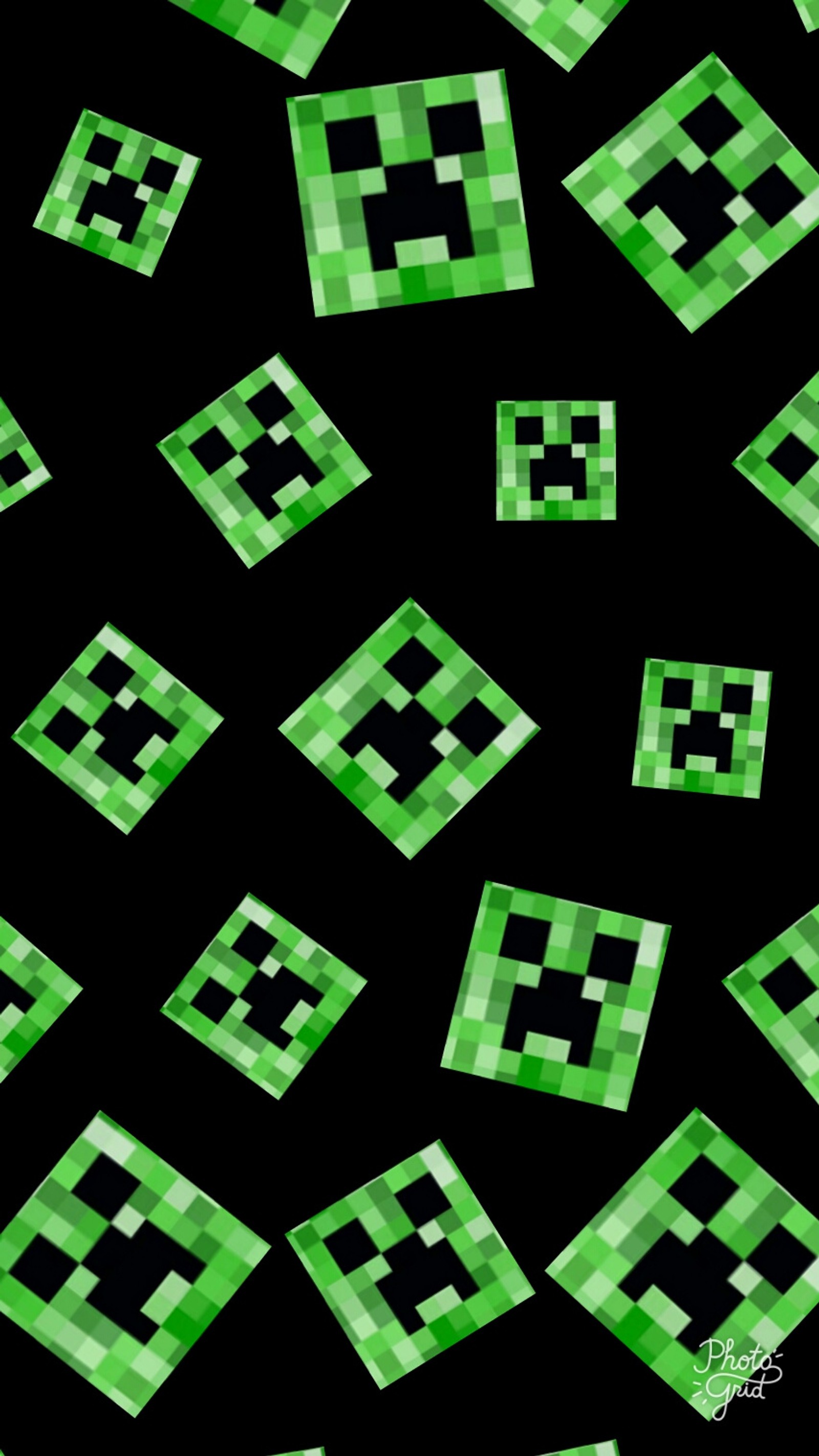 Un primer plano de un patrón de píxeles verdes sobre un fondo negro (creeper, minecraft, videojuegos)