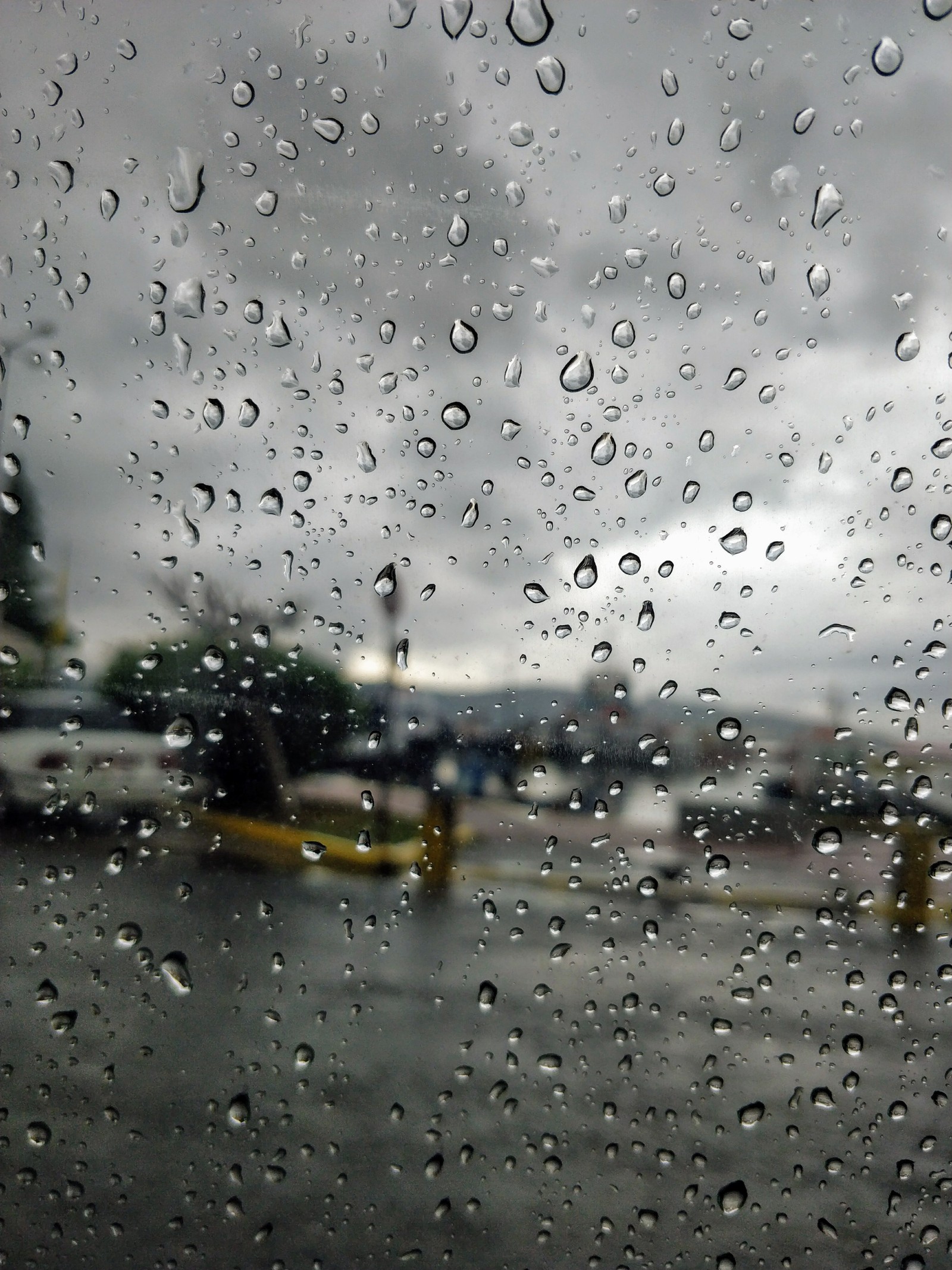 Vista de um aeroporto chuvoso de uma janela com gotas de chuva (grécia, chuva, gotas de chuva, tempo)