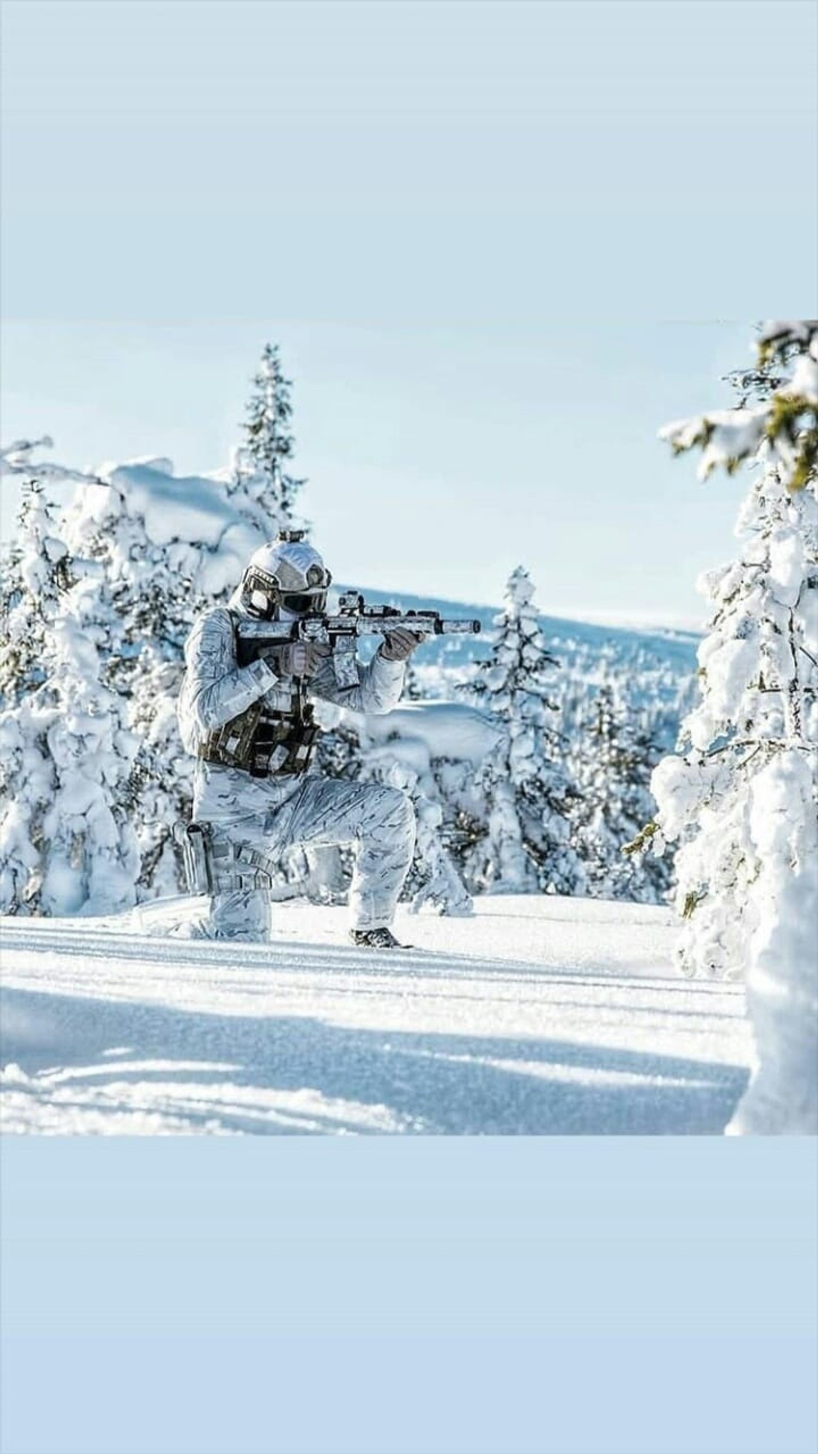 Esquiadores bajan por una montaña nevada con árboles de fondo (nieve, snowmap, erangel, vitenchi, invierno)