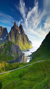 Deslumbrante paisagem montanhosa com águas serenas e céus dramáticos