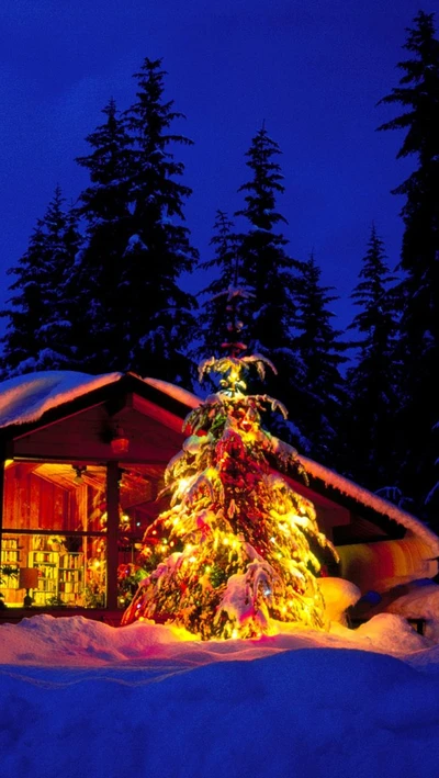 Árbol de Navidad festivo adornado con luces coloridas en un paisaje nevado