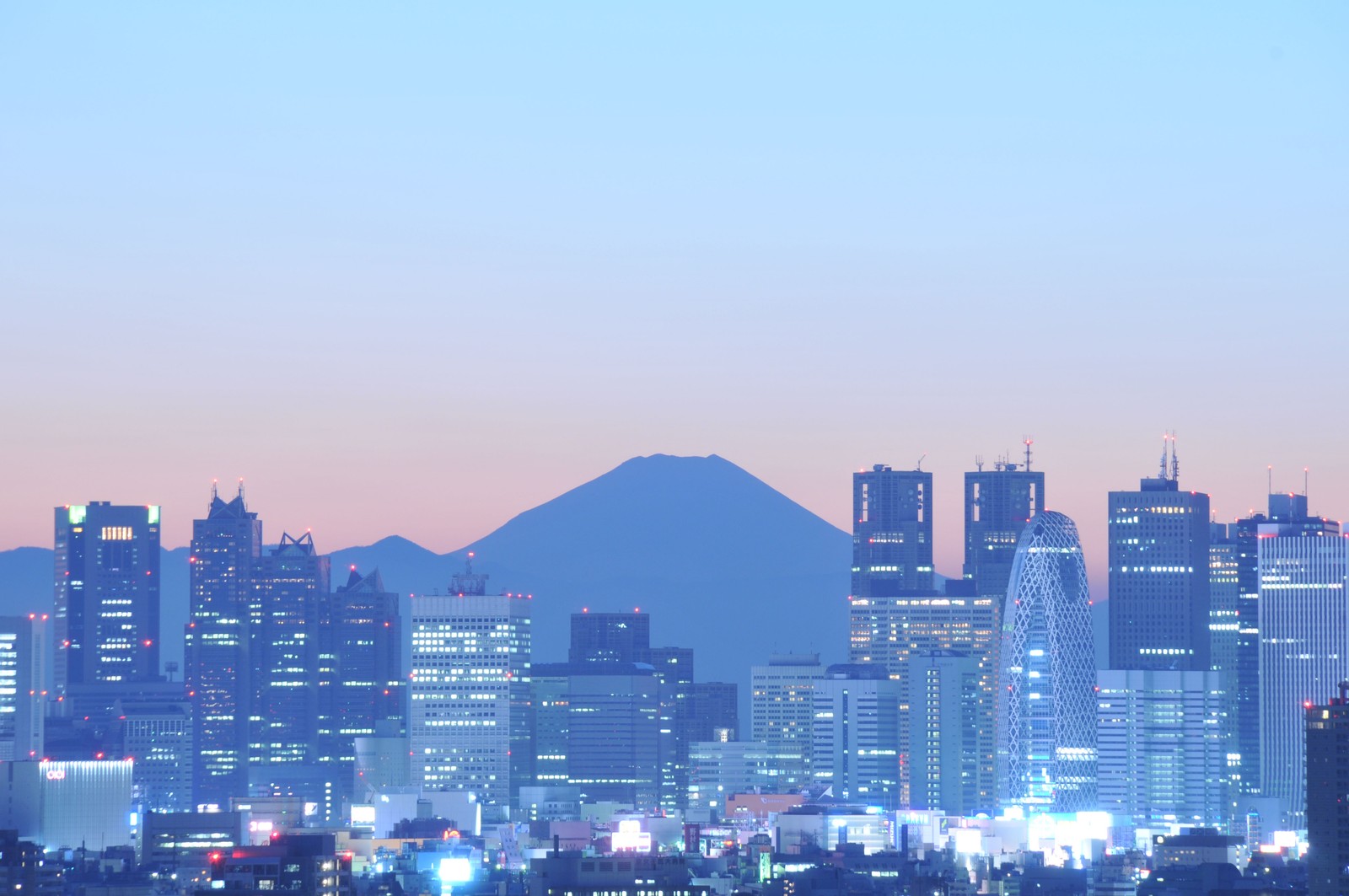 Uma vista do horizonte da cidade com uma montanha ao fundo (shinjuku, monte fuji, paisagem urbana, cidade, área urbana)