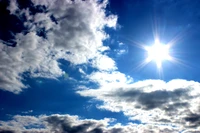 Lumière du soleil radiante illuminant un ciel bleu avec des nuages cumulus