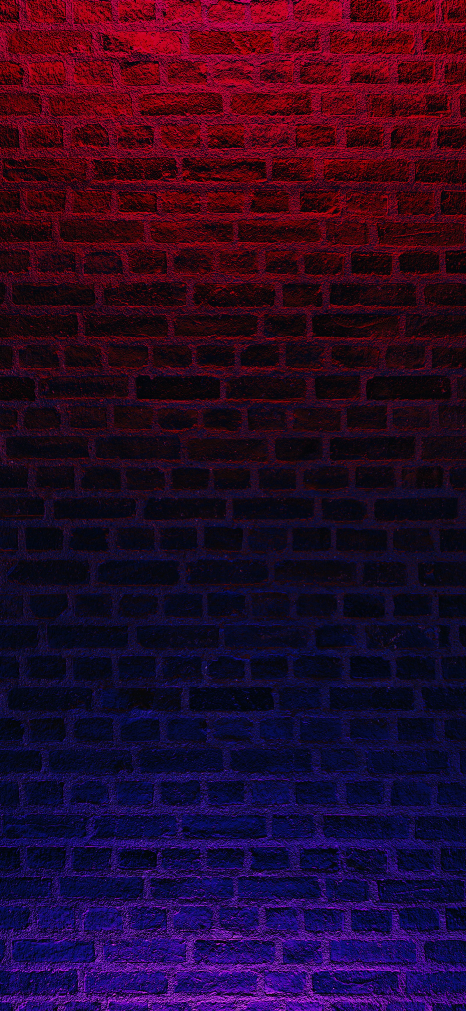 Mur de briques violetes et rouges avec une lumière rouge au-dessus (texture, violet, maçonnerie, brique, rouge)