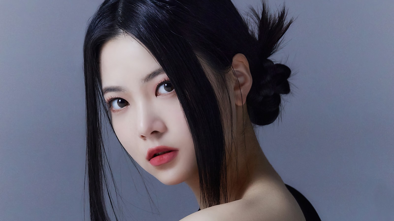 Un primer plano de una mujer con cabello largo y negro y un vestido negro (hong eunchae, hong eun chae, 홍은채, le sserafim, 르세라핌)