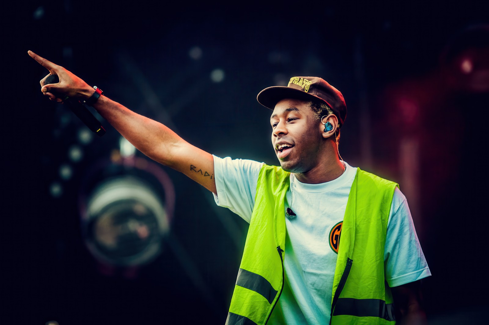 Arabischer mann in einer gelben weste, der auf etwas zeigt (tyler der creator, tyler the creator, live konzert, amerikanischer rapper, 5k)