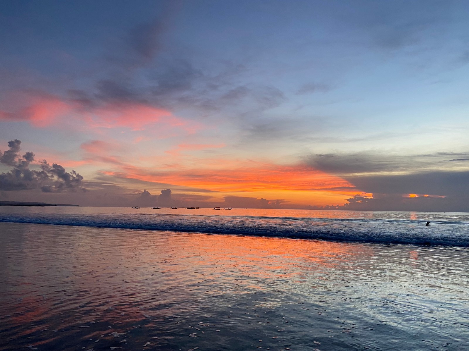 Pôr do sol na praia com um surfista na água (horizonte, água, líquido, nuvem, crepúsculo)