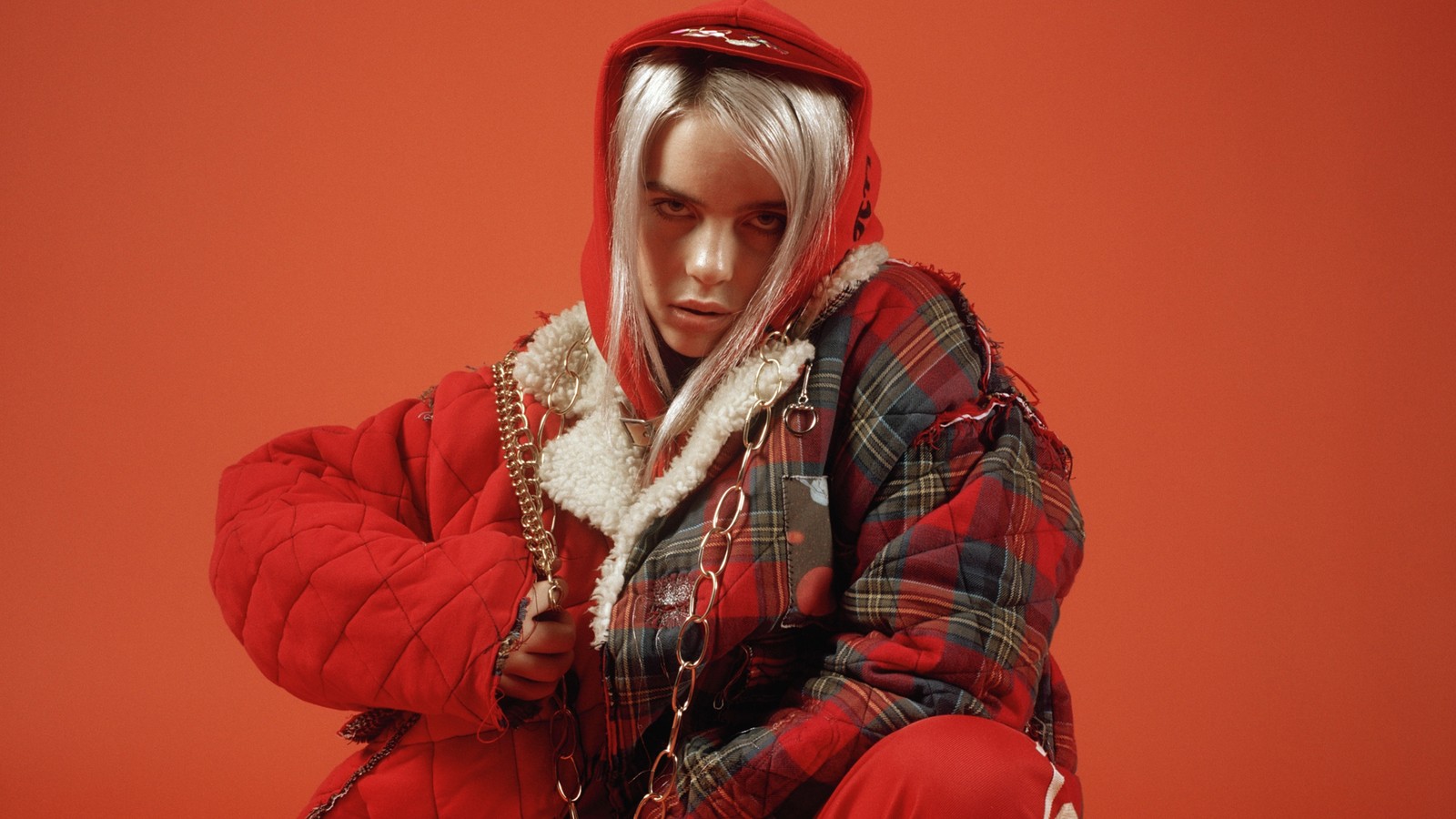 Арабская женщина в красной куртке и клетчатом плаще с капюшоном (billie eilish, певец, знаменитость, знаменитости, женщины)