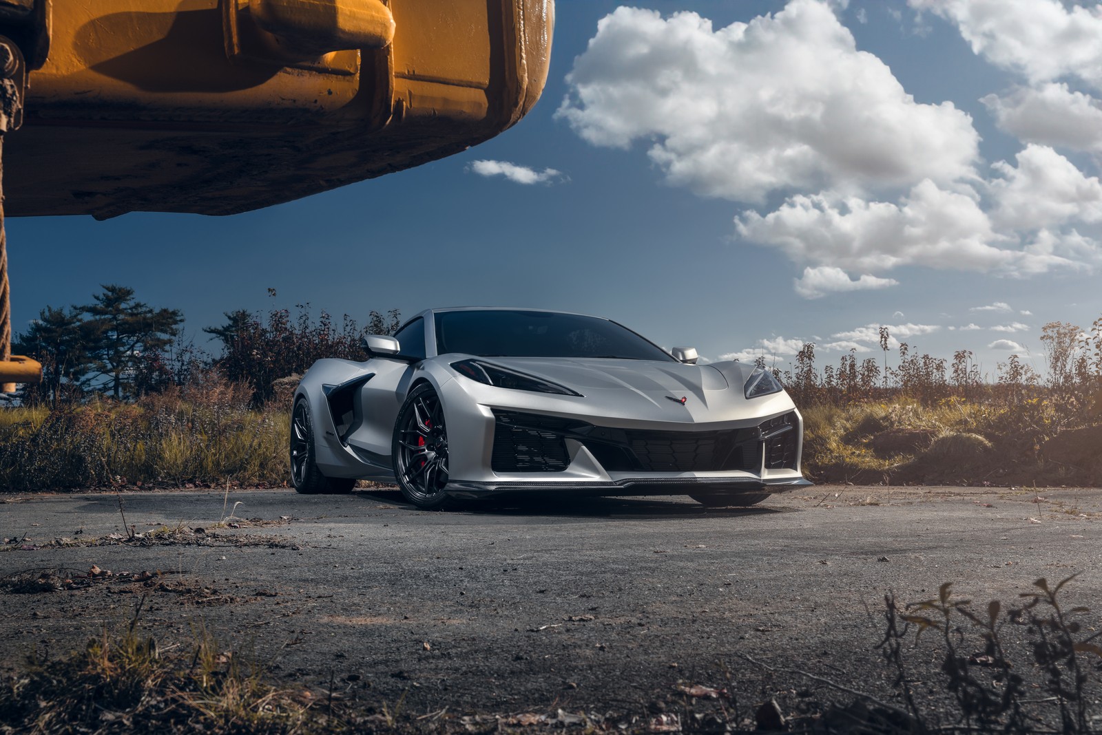 Um close de um carro esportivo prateado estacionado em um estacionamento (chevrolet corvette z06, muscle car americano, carros, papel de parede 4k)