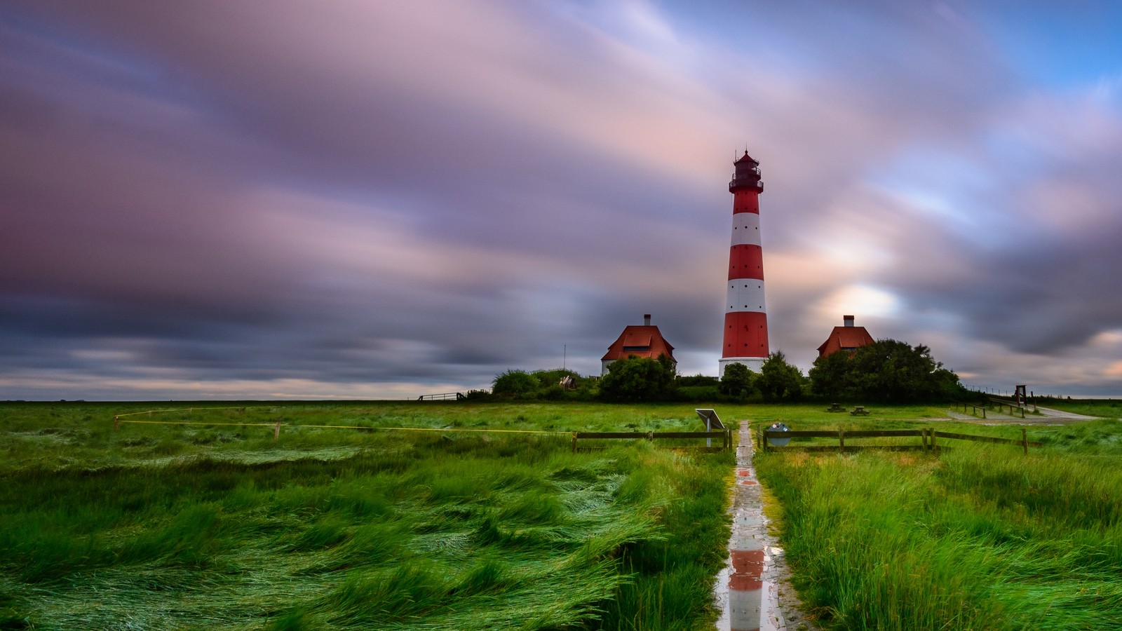 Farol ao longe com um caminho levando até ele (nuvem, farol, planta, torre, ambiente natural)