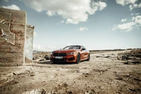 Elegantes BMW 8er Sportwagen auf rauem Terrain