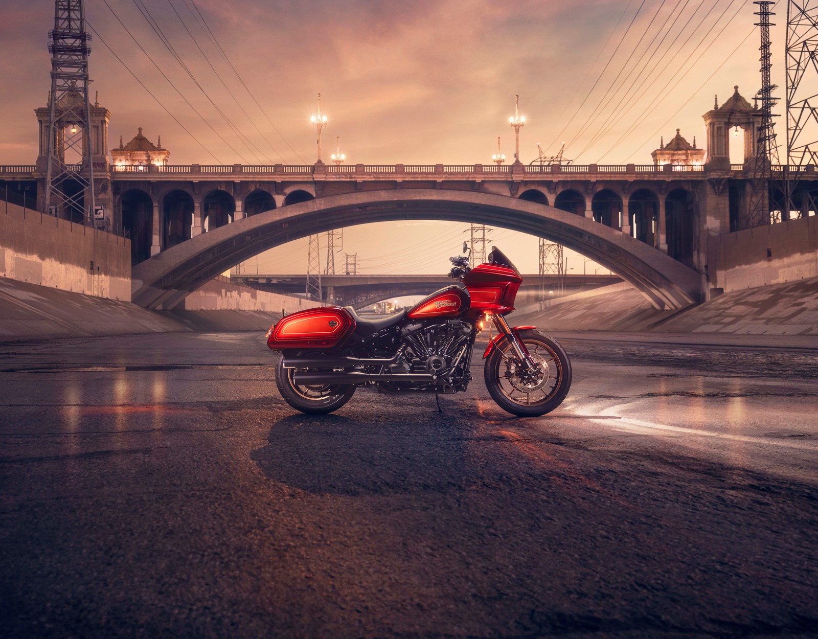 Moto garée devant un pont la nuit (harley davidson low rider el diablo, 8k, édition limitée, 5k, 2022)