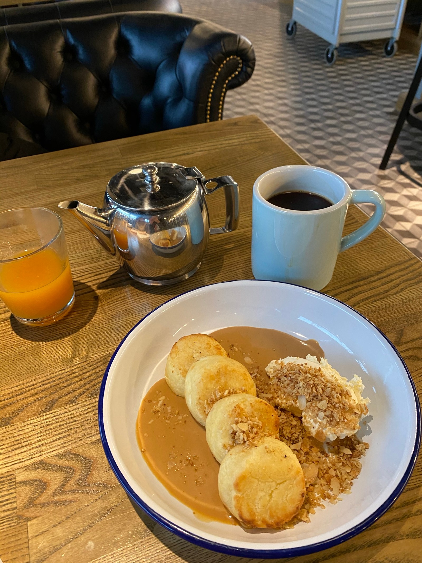 Il y a une assiette de nourriture sur une table avec une tasse de café (repas, petit déjeuner, petit déjeuner complet, vaisselle, tasse à café)