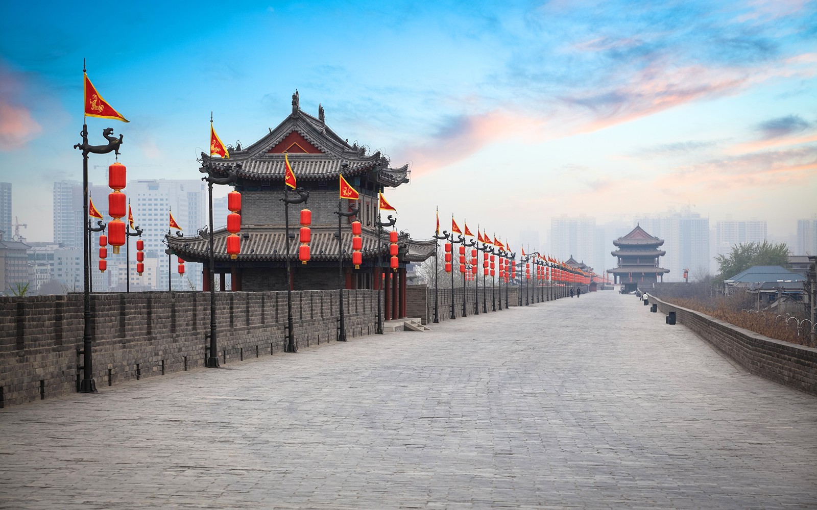 Vista árabe de una larga pared con un edificio y banderas (arquitectura china, hito, pueblo, atracción turística, vía fluvial)