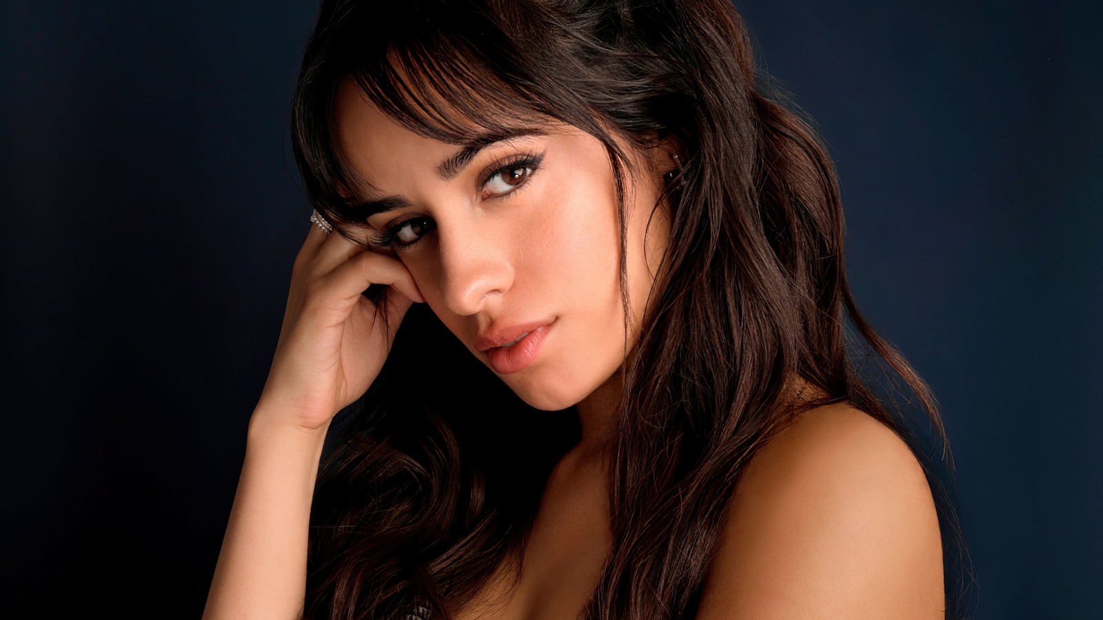 Un primer plano de una mujer con cabello largo y un vestido negro (camila cabello, primer plano, gente, fondo de pantalla 4k)