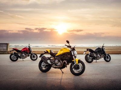 Ducati Monster Motorräder gegen einen Sonnenuntergangshimmel